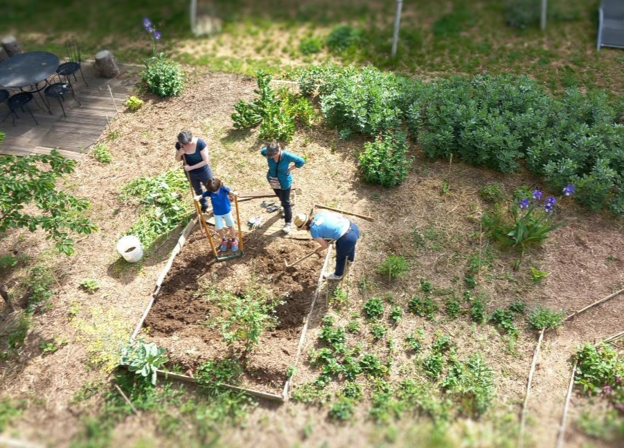 GROUPE-DU-4-MARS-cooperative-habitants-atelier-jardinage GROUPE-DU-4-MARS-cooperative-habitants-travail-dans-les-coursives